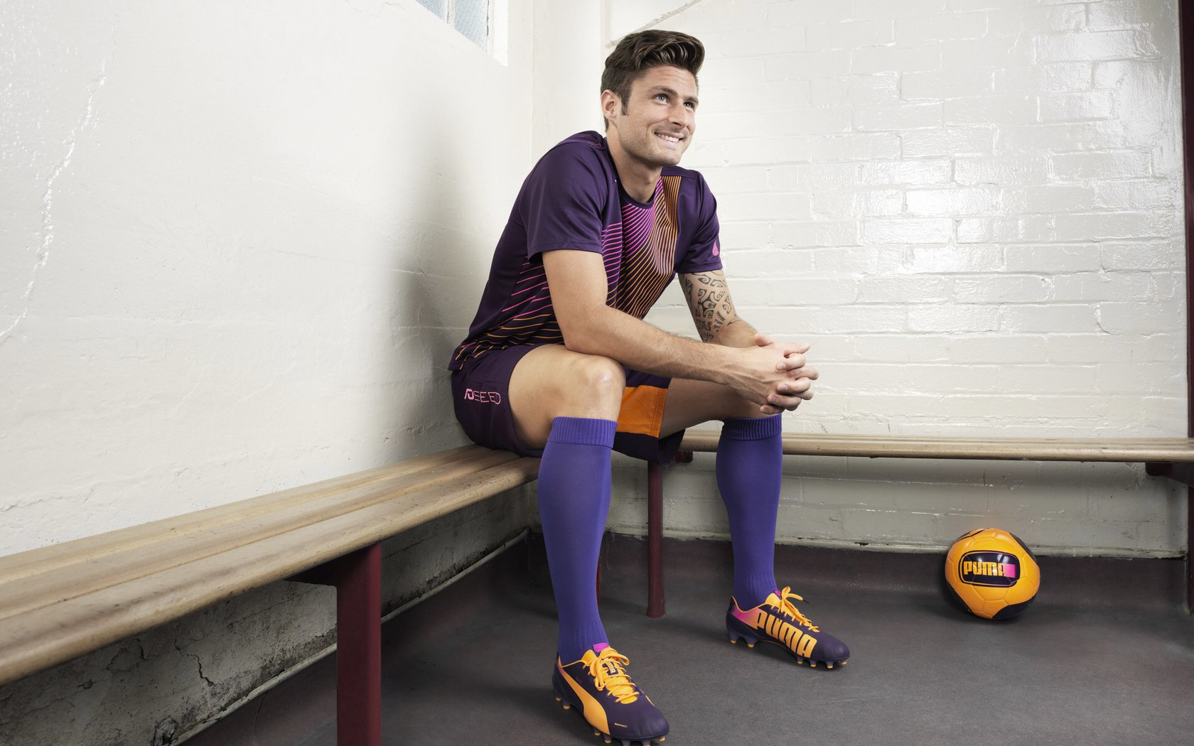 “青少年足球创新训练营,助力技术全面提升”,青少年足球训练方案