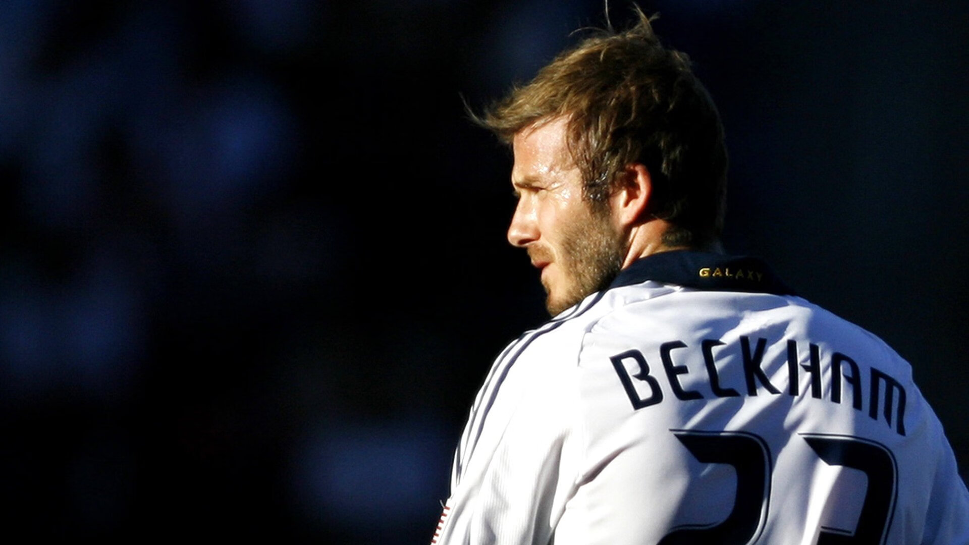 “青少年足球联赛火热进行，激发青年的运动热情”，青少年足球邀请赛